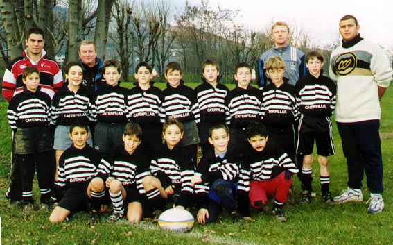 les poussins entourés de leurs éducateurs